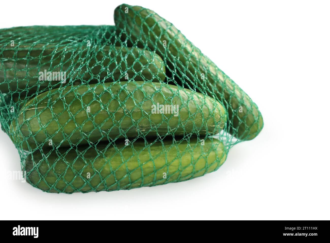 rete, plastica, verde, rete, sacco, pacchetto, supermercato, vitamina, bianco, isolato, cetriolo, spuntino, crudo, sfondo, cibo, natura, cucina, tavolo, guarigione Foto Stock