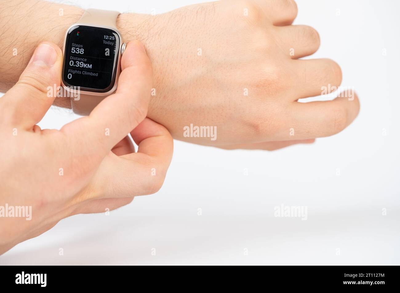 New York, USA - 9 ottobre 2023: Conteggio dei passi nello smartwatch Apple sullo sfondo dello studio isolato al polso Foto Stock