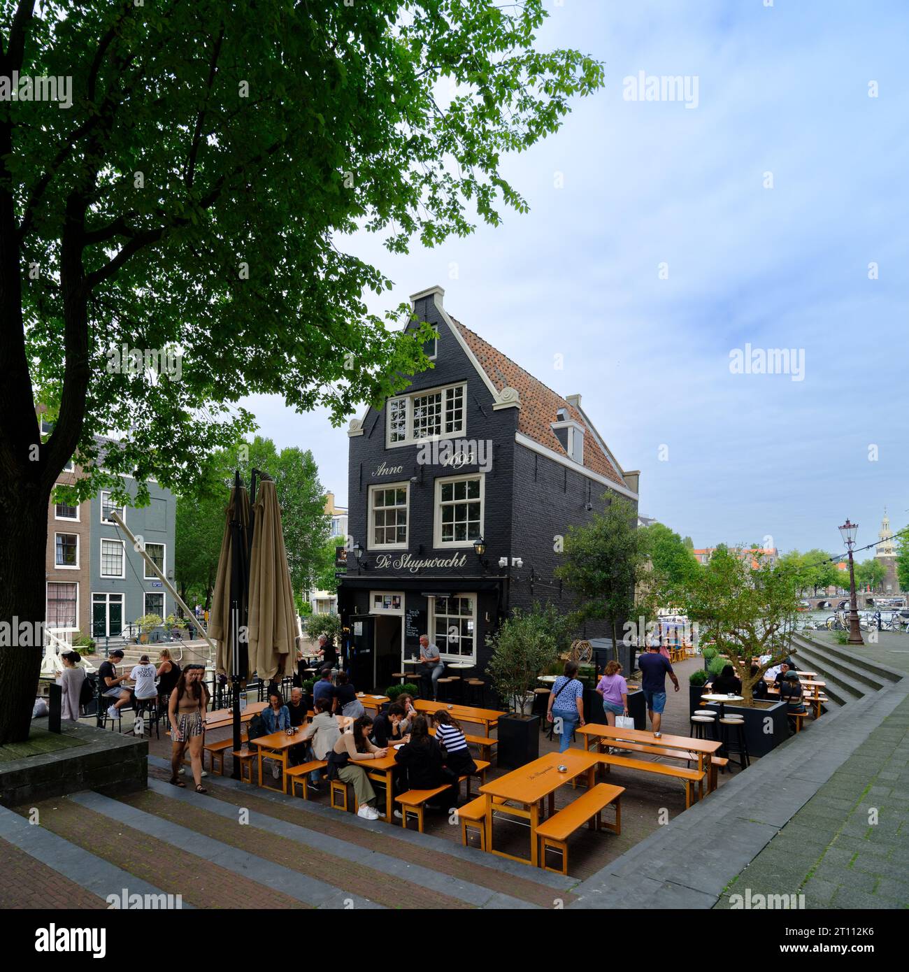 Seduto al Cafe de Sluyswacht, affacciato sugli Oudeschans Foto Stock