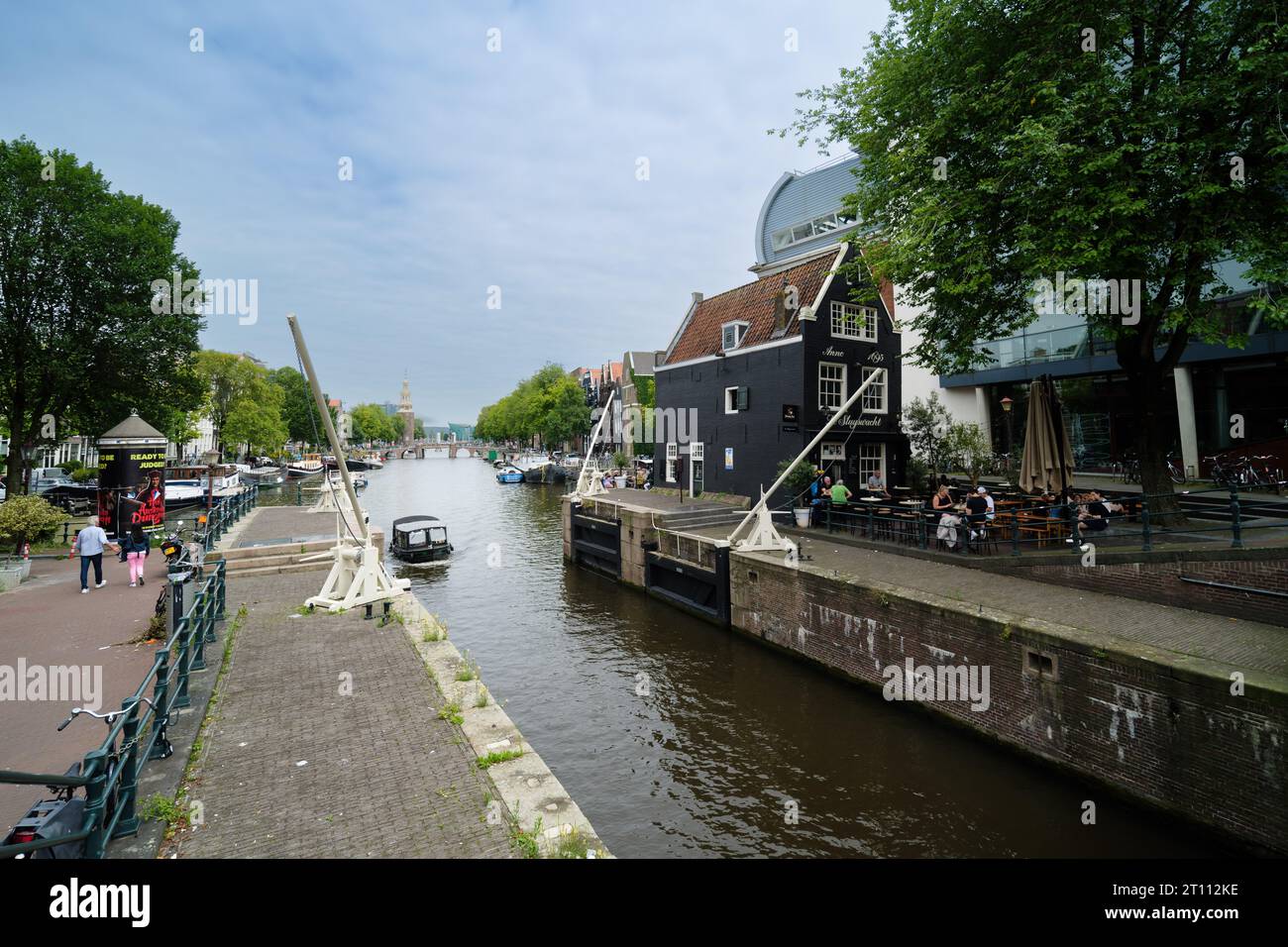 Una barca entra nella chiusa di Oudeschans accanto al Cafe de Sluyswacht Foto Stock