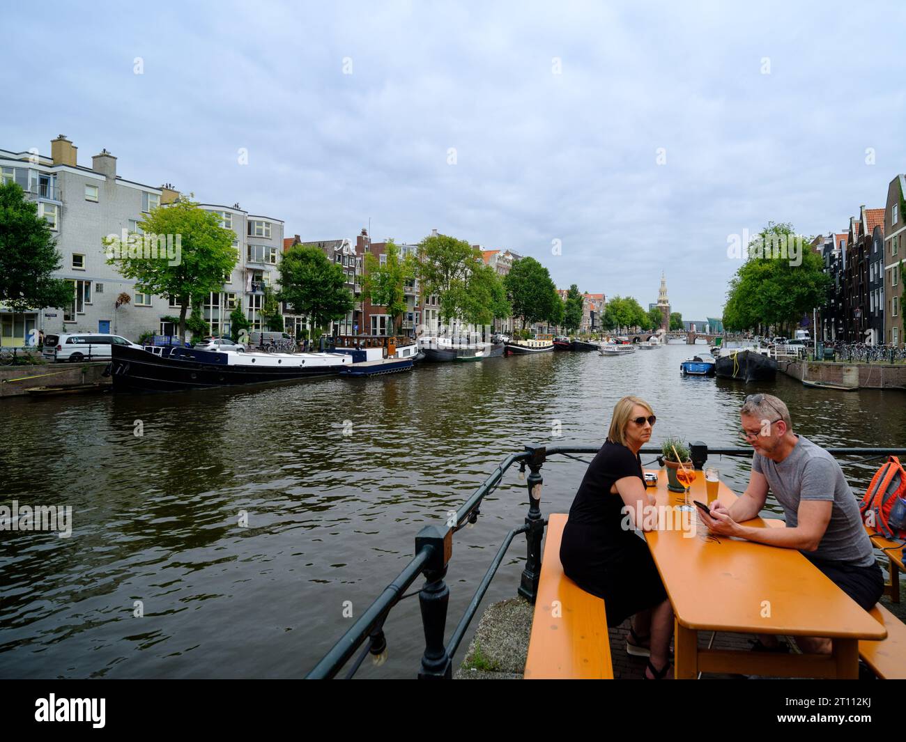 Seduto al Cafe de Sluyswacht, affacciato sugli Oudeschans Foto Stock