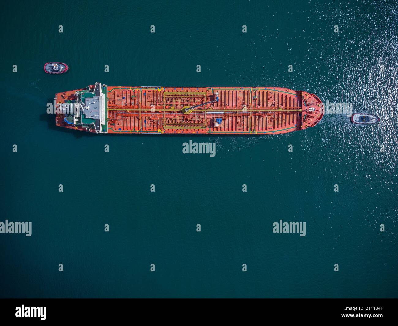 Vista aerea del carburante industriale e petrolchimico che naviga sul mare Foto Stock