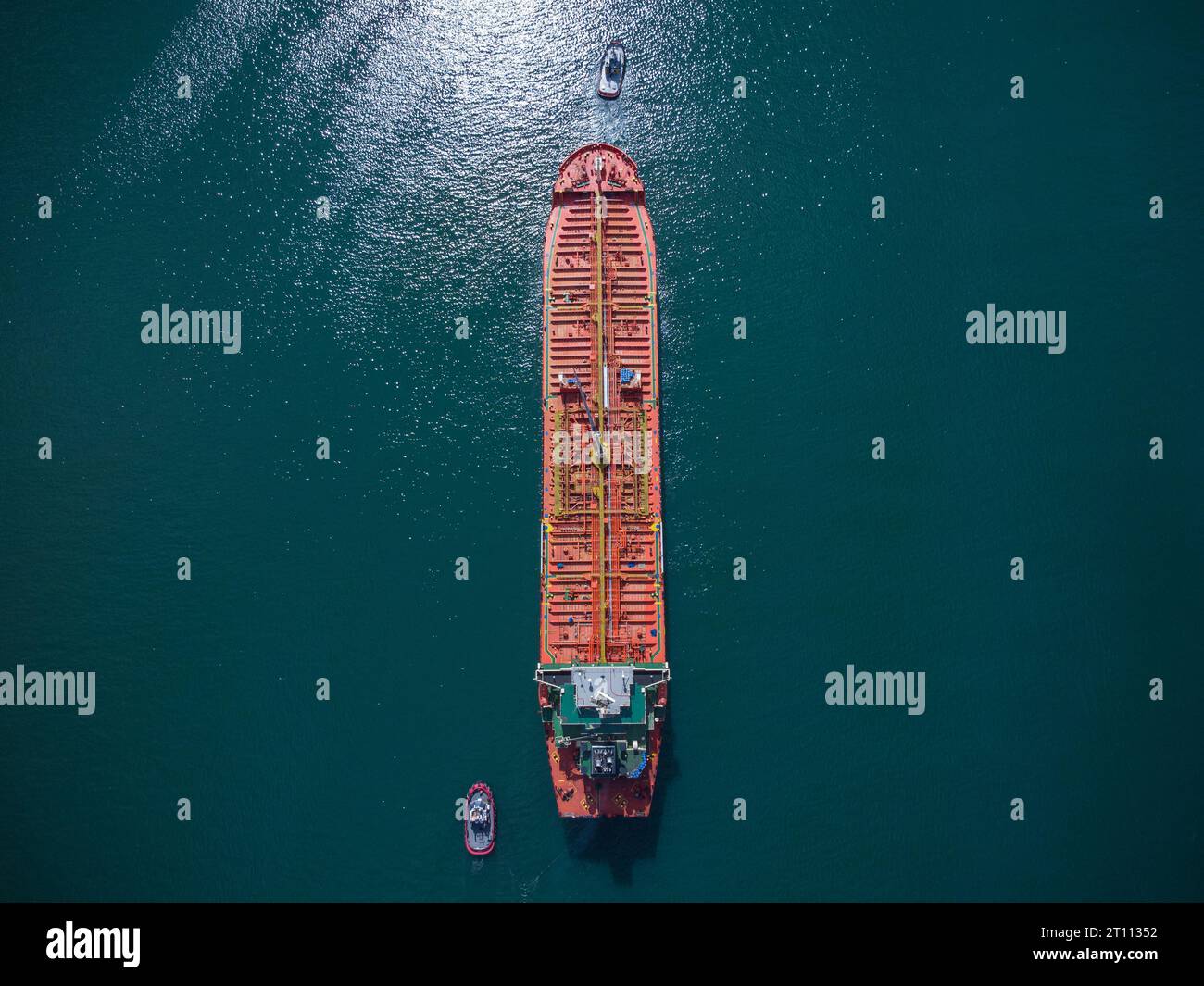 Vista aerea del carburante industriale e petrolchimico che naviga sul mare Foto Stock