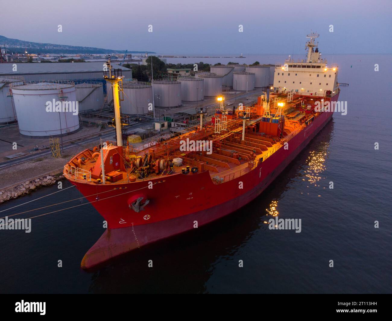 Vista aerea dall'alto della petroliera e della nave gpl al porto industriale al tramonto Foto Stock
