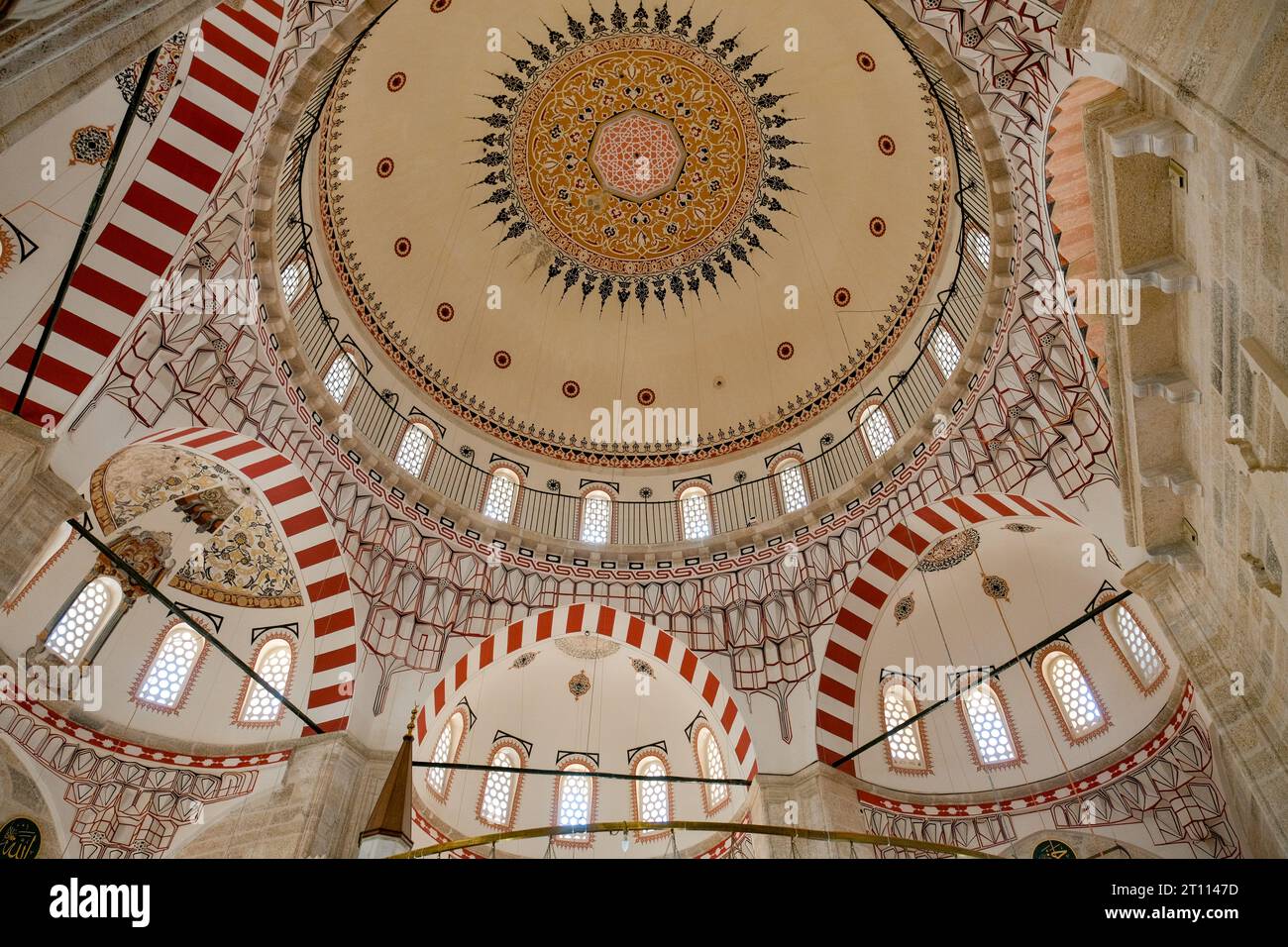 Ammira la vista mozzafiato dall'interno di una tradizionale moschea turca, dove il tetto dal design intricato mette in mostra la maestosa maestria artigianale Foto Stock