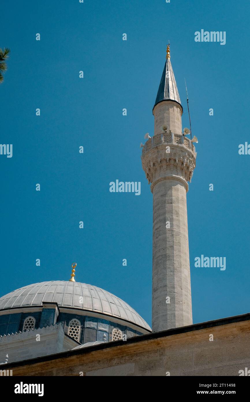 Una maestosa moschea turca tradizionale si erge su di un cielo azzurro in una giornata di sole. Il suo splendore architettonico e i graziosi minareti sono belli. Foto Stock