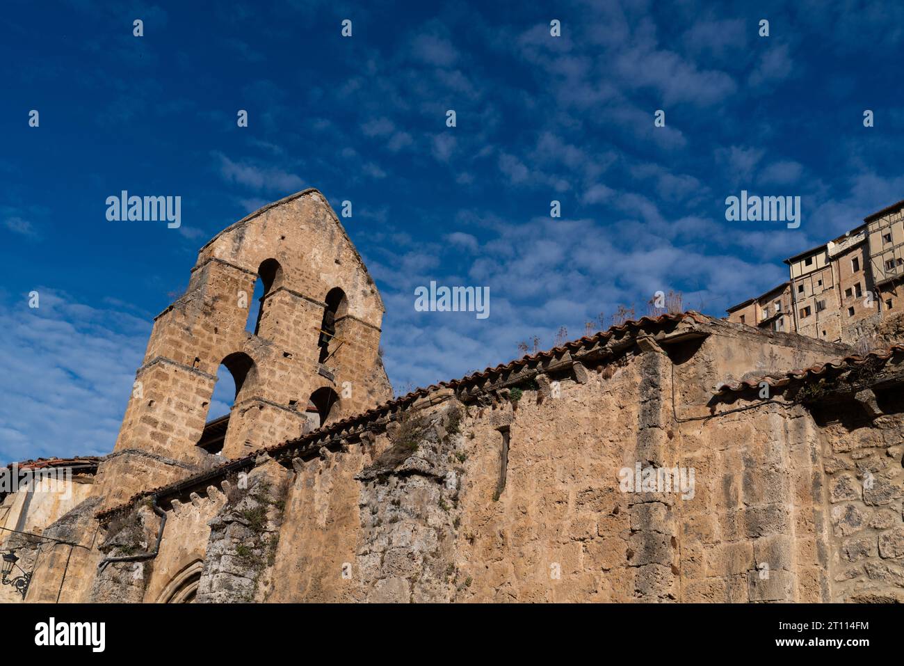 Chiesa in bassa Frias, provincia di Burgos, Castiglia e León, Spagna, in Calle Mayor de San Vitores, in fondo alla collina Foto Stock