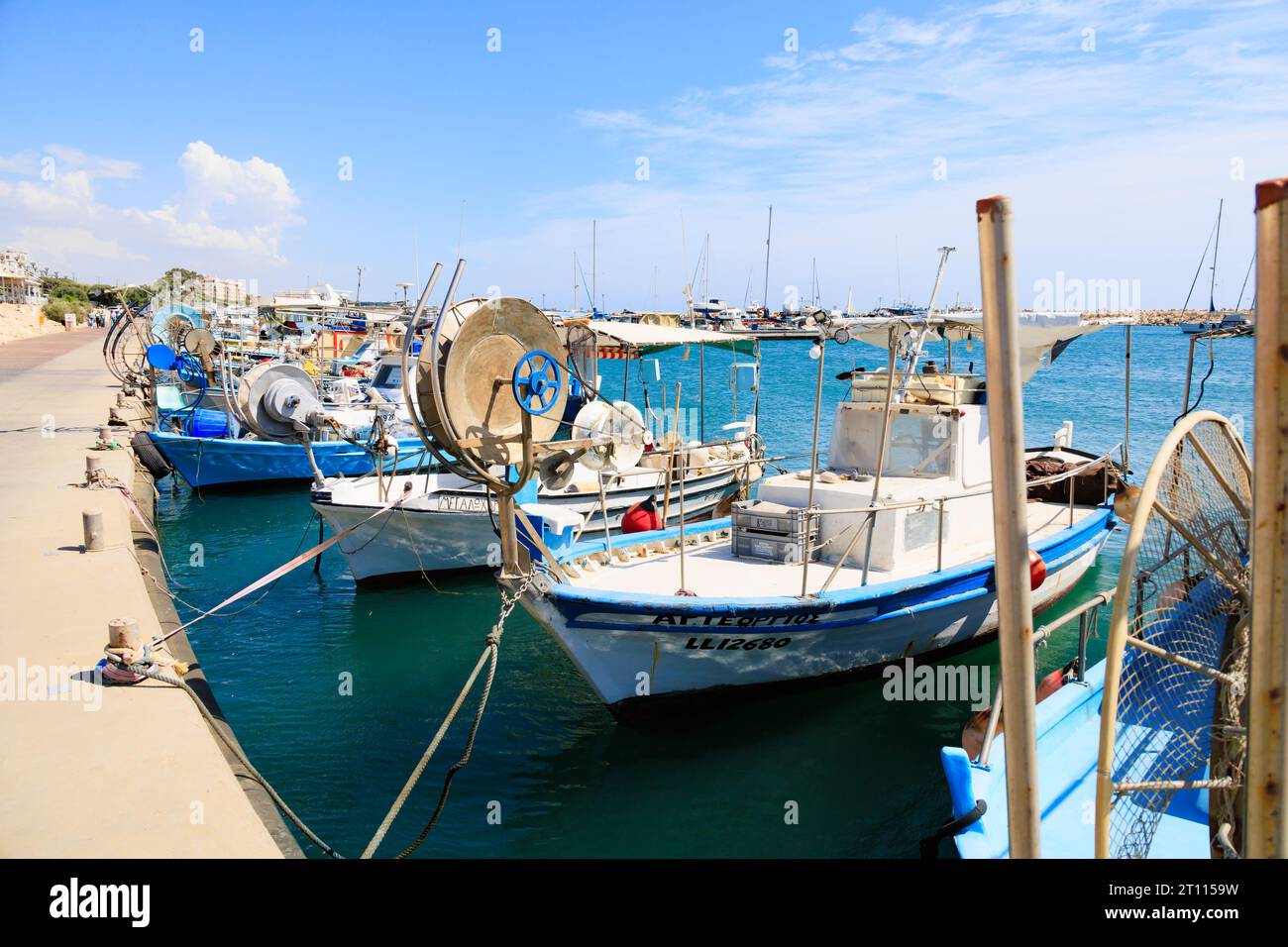 Barche da pesca tradizionali cipriote ormeggiate nel porto di Zygi, Cipro Foto Stock