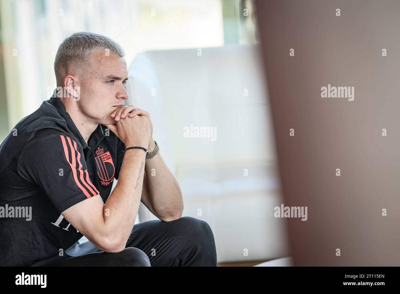 Hugo Siquet raffigurato durante un momento stampa della squadra giovanile U21 della nazionale belga di calcio Red Devils, presso il centro di formazione della Royal Belgian Football Association a Tubize, martedì 10 ottobre 2023. Gli U21 Devils si stanno preparando per le partite di qualificazione al campionato europeo Under-21 2025 contro Malta e Ungheria. BELGA FOTO BRUNO FAHY Foto Stock