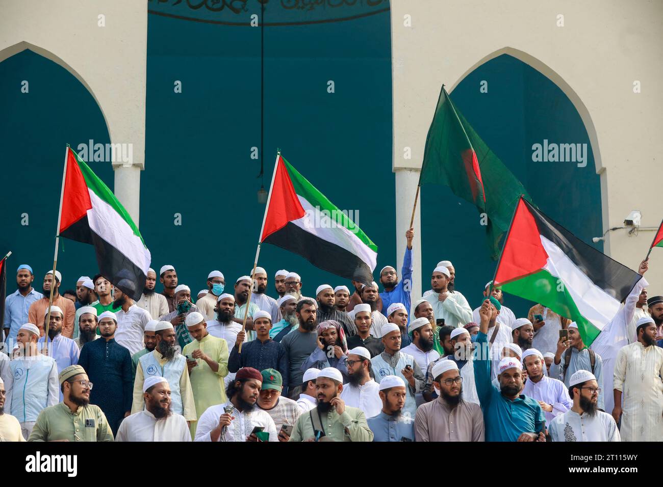 I sostenitori di Islami Andolon Bangladesh si riuniscono in una processione di dimostrazione contro l'aggressione israeliana in Palestina e attacco ai musulmani, dopo l'attacco a sorpresa di Hamas, a Dacca, Bangladesh, il 10 ottobre 2023. Foto di Suvra Kanti Das/ABACAPRESS.COM Foto Stock