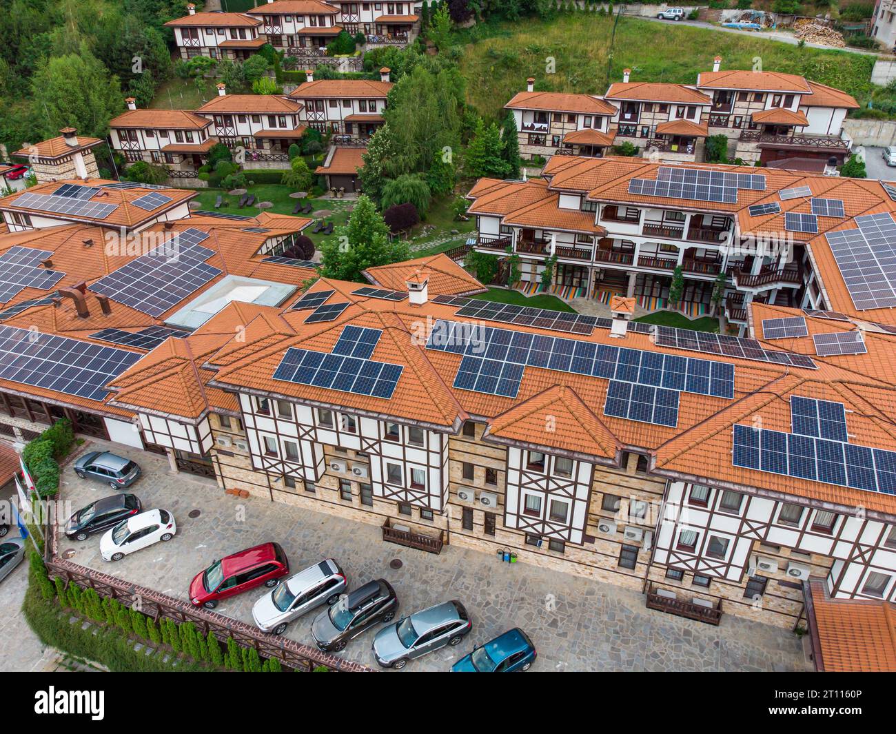 Hotel di lusso con pannelli solari sul tetto e vista aerea dall'alto verso il basso Foto Stock