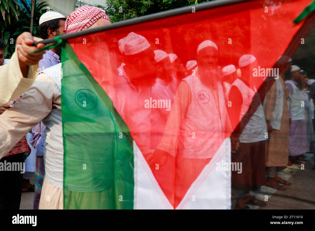 Dhaka, Bangladesh. 10 ottobre 2023. I sostenitori di Islami Andolon Bangladesh si riuniscono in una processione di dimostrazione contro l'aggressione israeliana in Palestina e attacco ai musulmani, dopo l'attacco a sorpresa di Hamas, a Dacca, Bangladesh, il 10 ottobre 2023. Foto di Suvra Kanti Das/ABACAPRESS.COM credito: Abaca Press/Alamy Live News Foto Stock