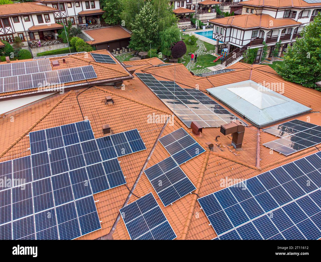 Hotel di lusso con pannelli solari sul tetto e vista aerea dall'alto verso il basso Foto Stock
