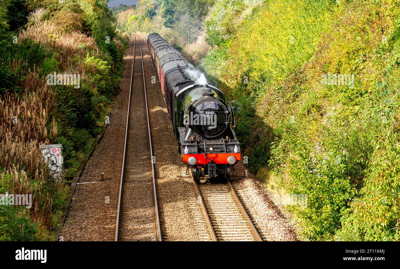 Dundee, Tayside, Scozia, Regno Unito. 10 ottobre 2023. Il Flying Scotsman sta facendo il suo ultimo viaggio dell'anno in Scozia. La locomotiva a vapore più famosa del mondo, The Flying Scotsman, che passa attraverso Dundee in orario oggi alle 12:12:00, 10 ottobre 2023, in rotta per Aberdeen da Edimburgo per poi tornare più tardi nel corso della giornata. La locomotiva sta attualmente festeggiando il suo 100° anno con viaggi attraverso la Scozia. Oggi il Flying Scotsman fa il suo ultimo viaggio prima di tornare a casa al National Railway Museum di York. Crediti: Dundee Photographics/Alamy Live News Foto Stock