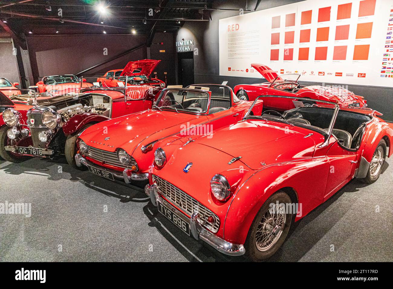 Un Triumph TR3A rosso segnale all'Haynes Motor Museum, Sparkford, Yeovil, Somerset, Inghilterra Regno Unito Foto Stock