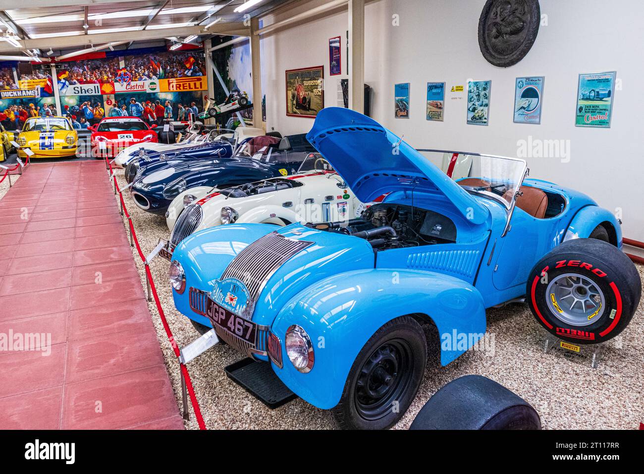 Una Allard K1 del 1947 e altre auto sportive all'Haynes Motor Museum, Sparkford, Yeovil, Somerset, Inghilterra Regno Unito Foto Stock