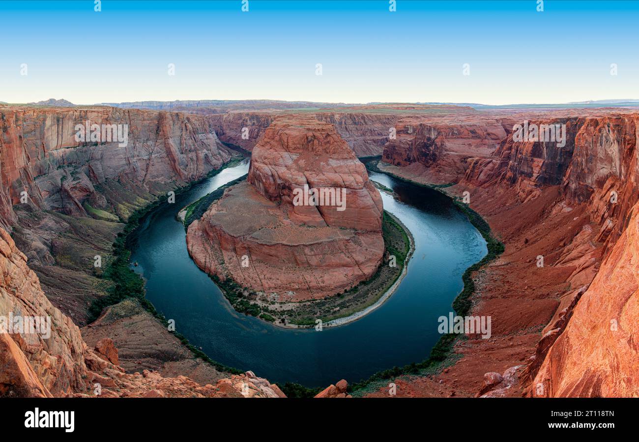 Horseshoe Bend: Vista panoramica del fiume Colorado Meander. Questa foto è stata scattata durante l'ora d'oro Foto Stock