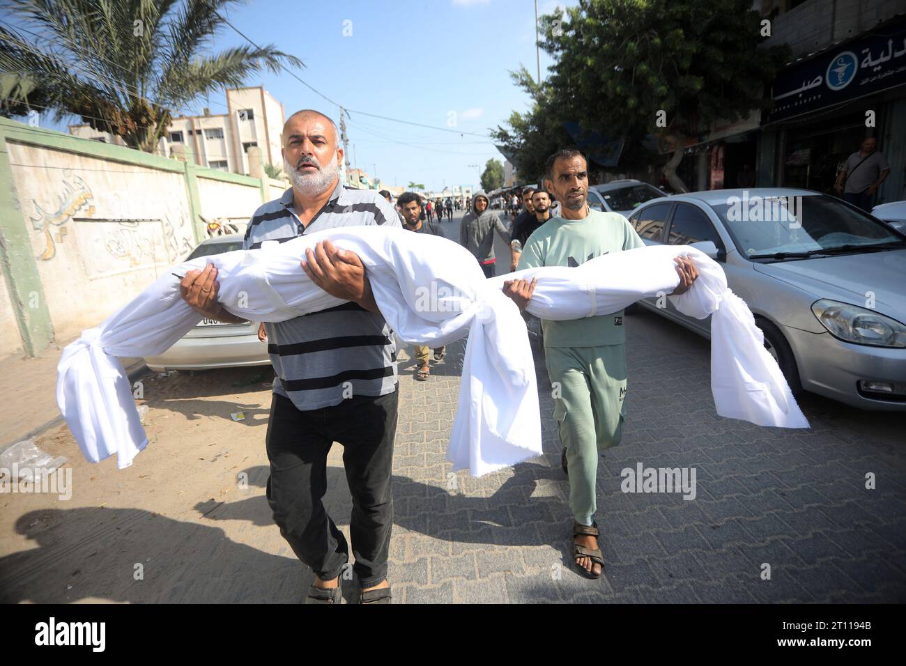 Khan Yunis, Gaza. 12 maggio 2023. Gli uomini palestinesi trasportano i