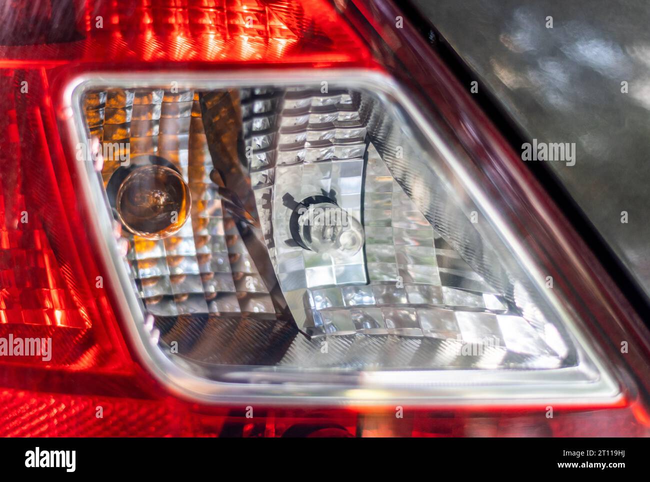 Luci posteriori, fari e lampadine di un'auto da vicino Foto Stock
