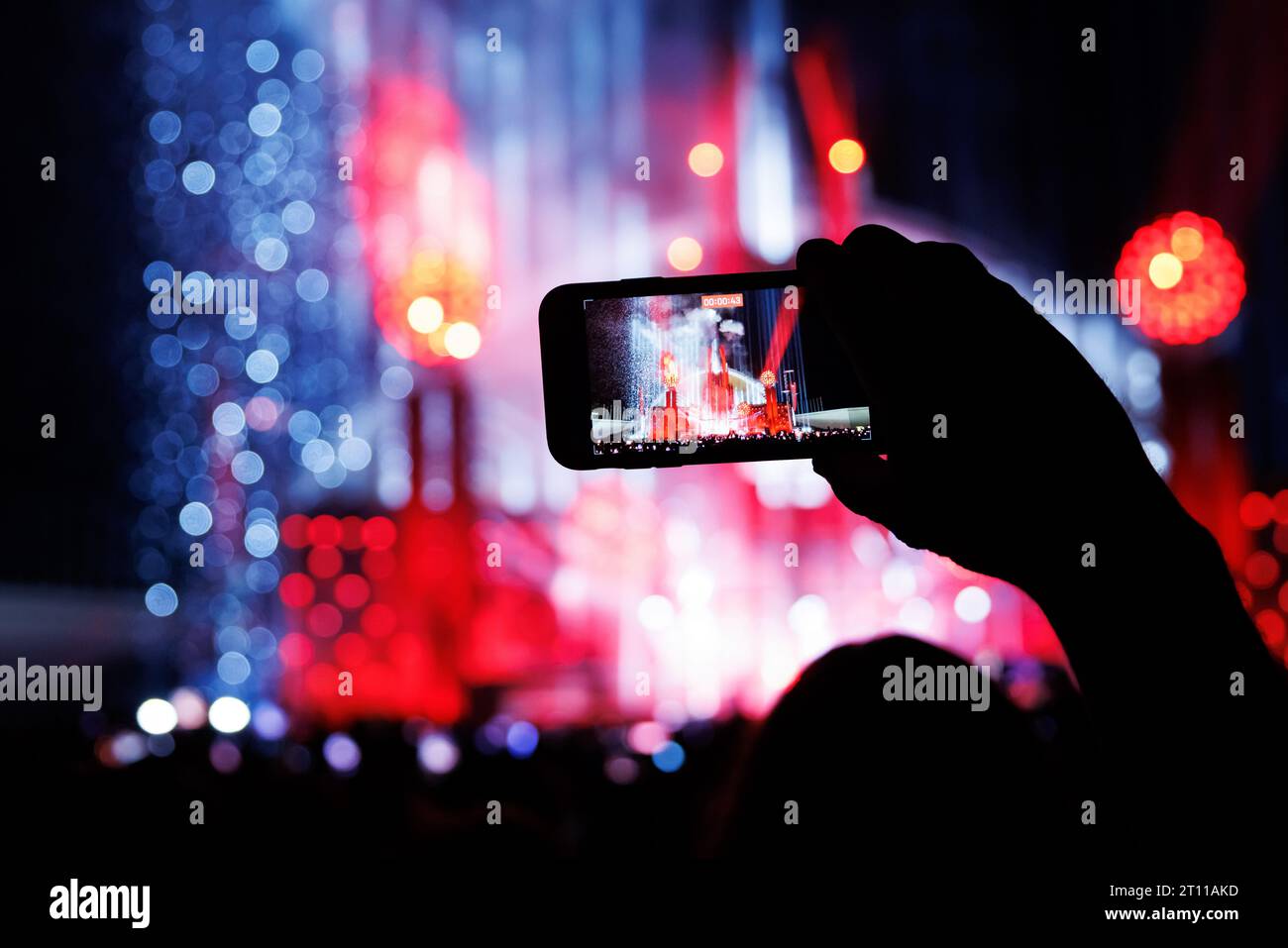 Acquisizione di foto o contenuti video durante un concerto musicale con un telefono cellulare Foto Stock