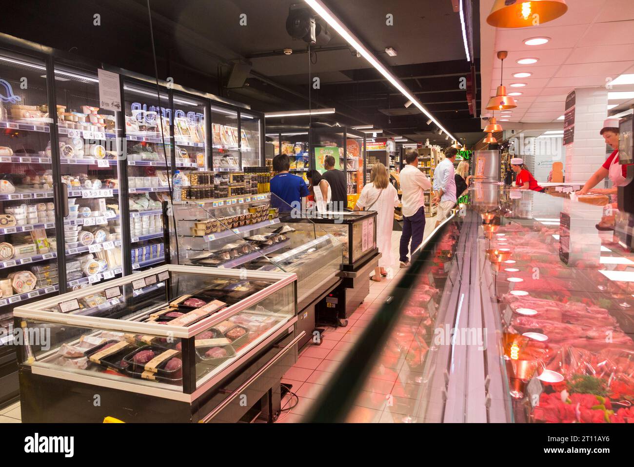Banco di carne fresca e delicatessen con cibi freddi/refrigerati/frigoriferi in un mini supermercato Casino (catena francese) a Monaco. (135) Foto Stock