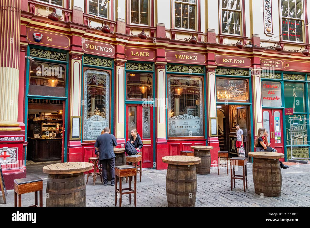 Leadenhall Market è uno dei mercati più antichi di Londra, risalente al XIV secolo, e si trova nel centro storico della City di Londra Foto Stock