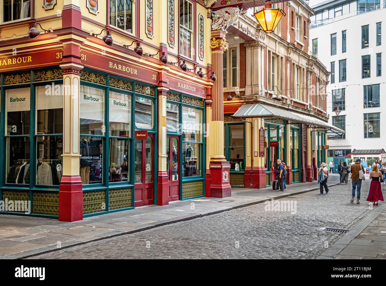 Leadenhall Market è uno dei mercati più antichi di Londra, risalente al XIV secolo, e si trova nel centro storico della City di Londra Foto Stock