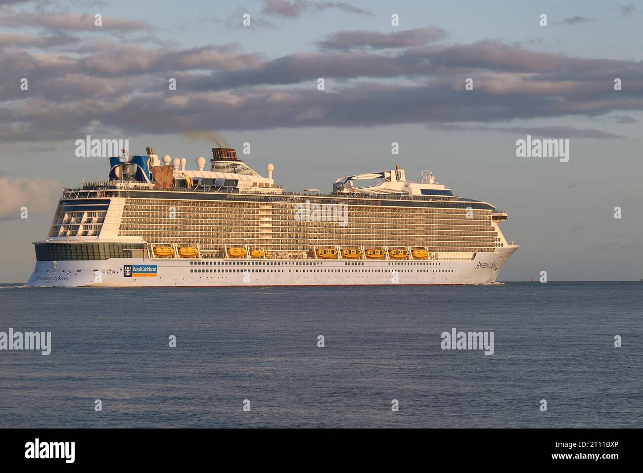 La nave da crociera Royal Caribbean International, INNO DEI MARI in partenza dal porto di Southampton, Regno Unito, destinazione: Vigo, Spagna Foto Stock