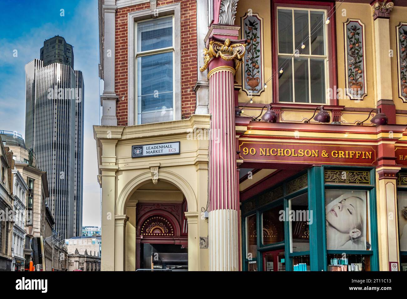 Torre 42, precedentemente conosciuta come la Nat West Tower vista dall'ingresso del Leadenhall Market, Londra EC3 Foto Stock