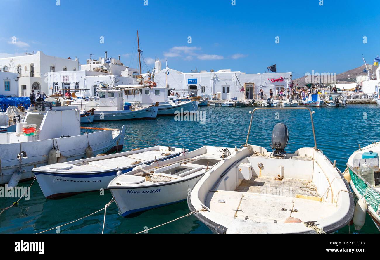 Il famoso Porto di Naoussa sull'isola di Paros. Naoussa e' ora una meravigliosa citta' portuale con i ristoranti piu' alla moda e gourmet. Foto Stock