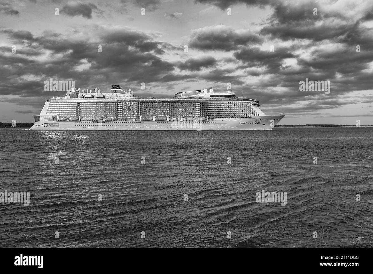 Foto in bianco e nero della Royal Caribbean International Cruise Ship, INNO DEI MARI in partenza dal porto di Southampton, Regno Unito, destinazione: Vigo Foto Stock