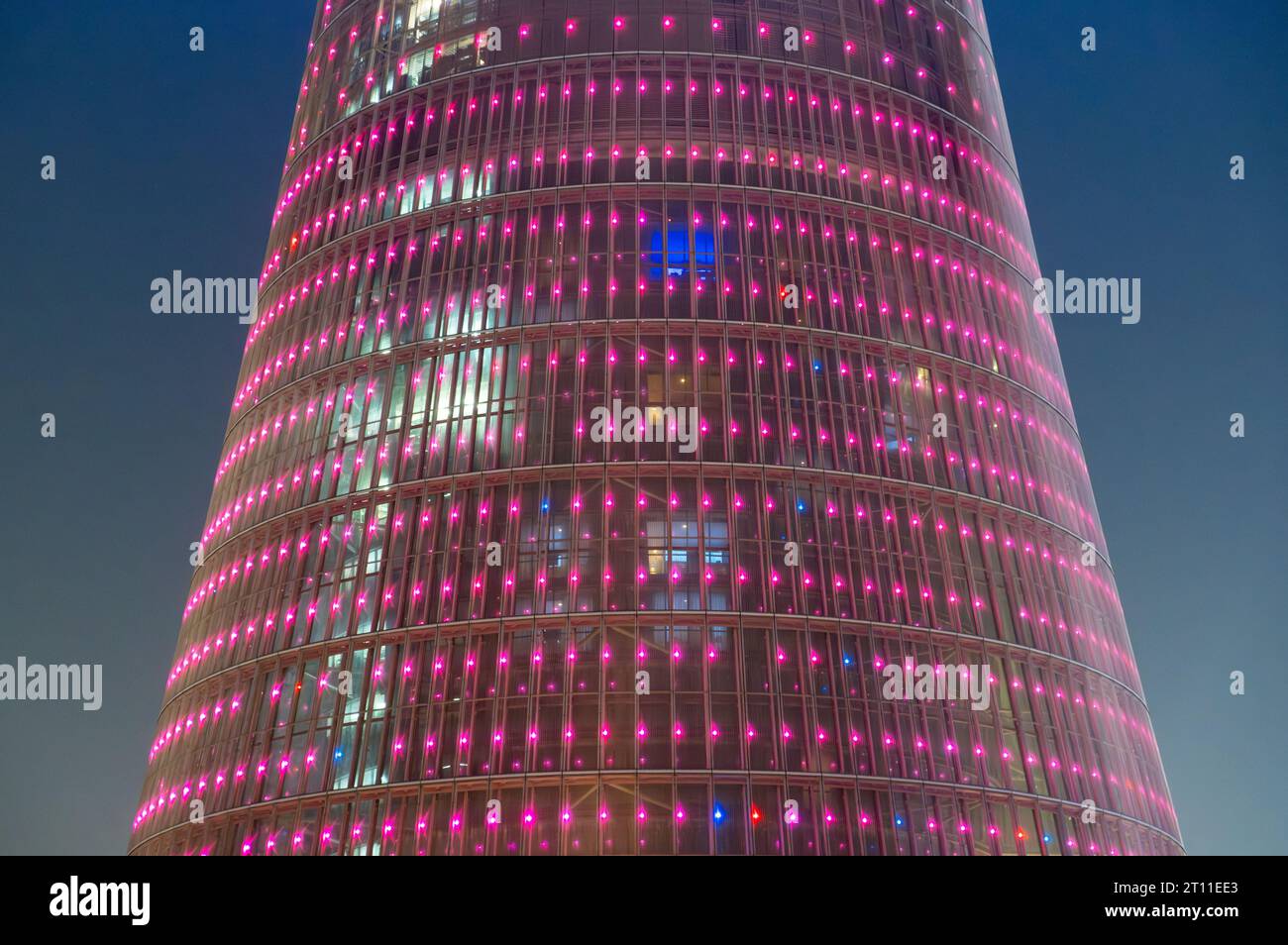 Torre della torcia illuminata (Aspire Tower) di notte, Doha, Qatar Foto Stock