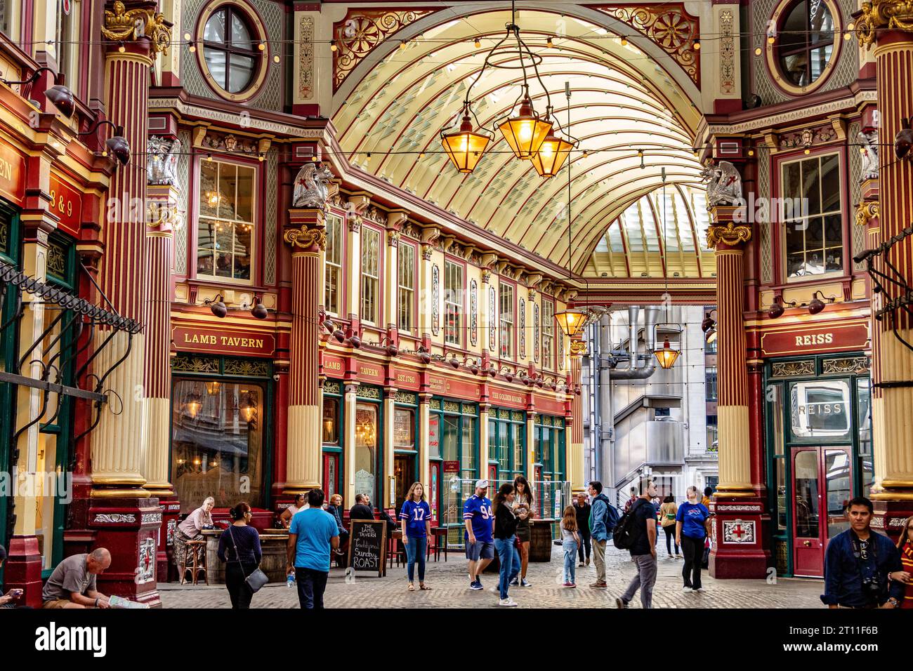 Leadenhall Market è uno dei mercati più antichi di Londra, risalente al XIV secolo, e si trova nel centro storico della City di Londra Foto Stock