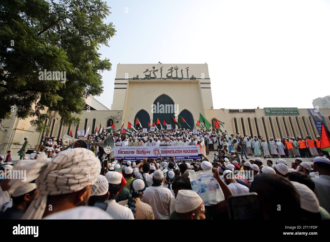 Manifestazione contro l'occupazione illegale israeliana della Palestina il 10,2023 ottobre, Dacca, Bangladesh. I manifestanti sventolano le bandiere nazionali dei palestinesi Foto Stock