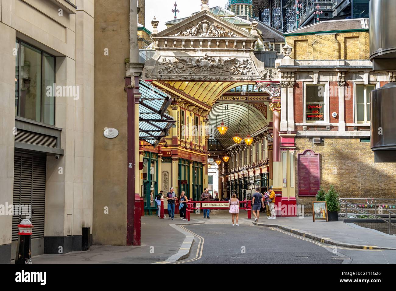 Leadenhall Market è uno dei mercati più antichi di Londra, risalente al XIV secolo, e si trova nel centro storico della City di Londra Foto Stock
