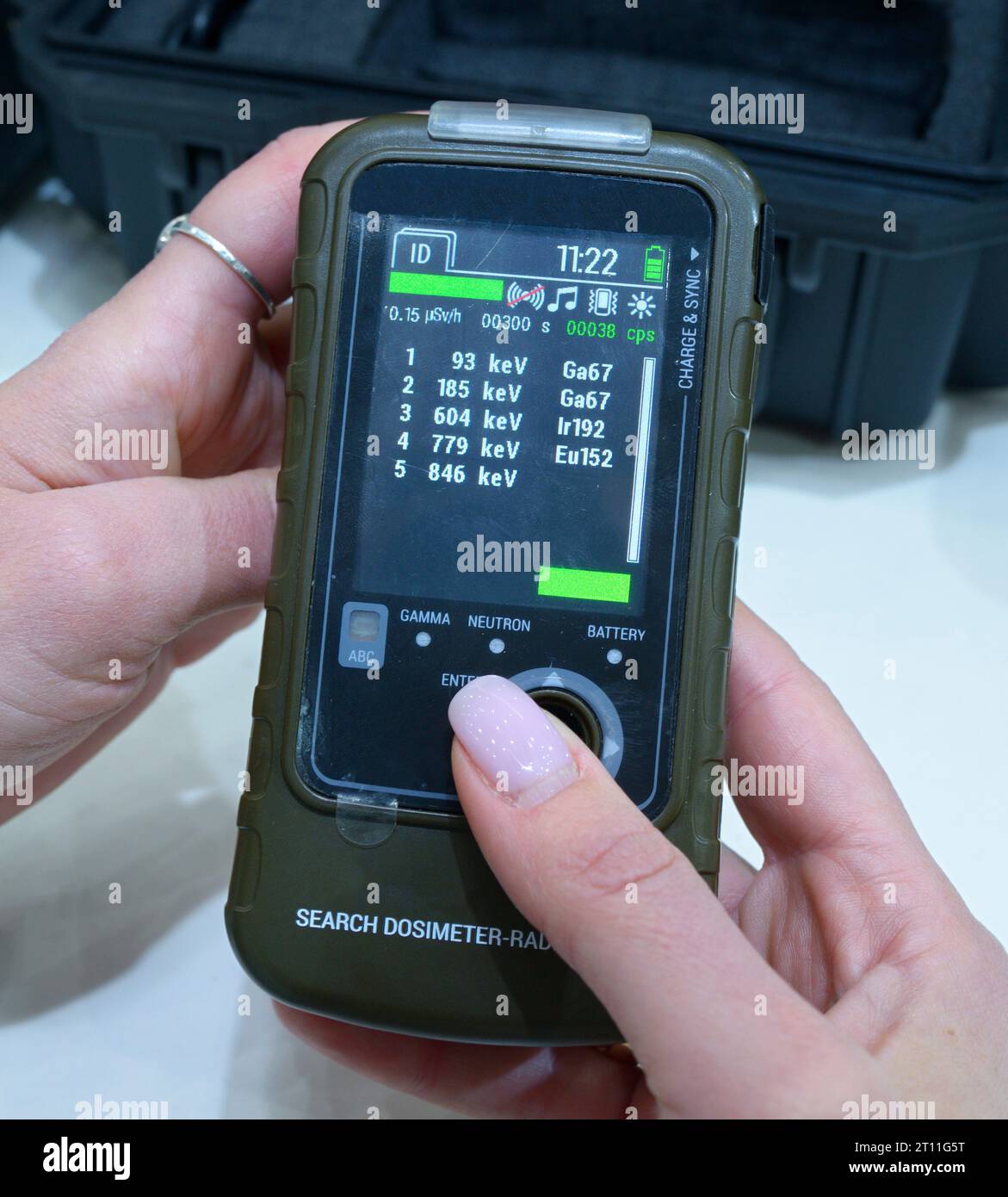 Donna mani in possesso personale dosimetro-radiometro militare per misurare i livelli di radiazione Foto Stock