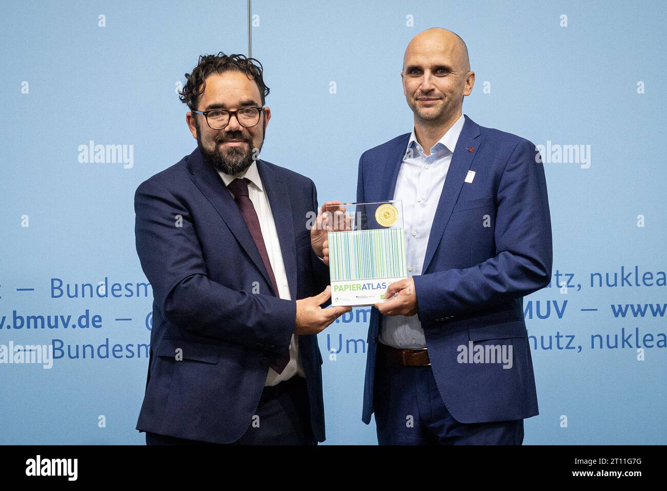 Prof. Dr. Matthias Barth, Preisträger beim Papieratlas 2023 für die Hochschule für nachhaltige Entwicklung Eberswalde, Die Initiative Pro Recyclingpapier, das Bundesumweltministerium, der Deutsche Städte, der Deutsche Städtetag- und Gemeindebund, der Deutsche Landkreistag und der Deutsche Hochschulverband stellen den neuen Papieratlas vor, 10.10.2023, Bundetungsheriums, Berlin ministeriums, Berlin Deutschland *** Prof Dr Matthias Barth, laureato al Paper Atlas 2023 per l'Università di scienze applicate di Eberswalde, l'Initiative Pro Recycling Paper, il Ministero federale tedesco Foto Stock