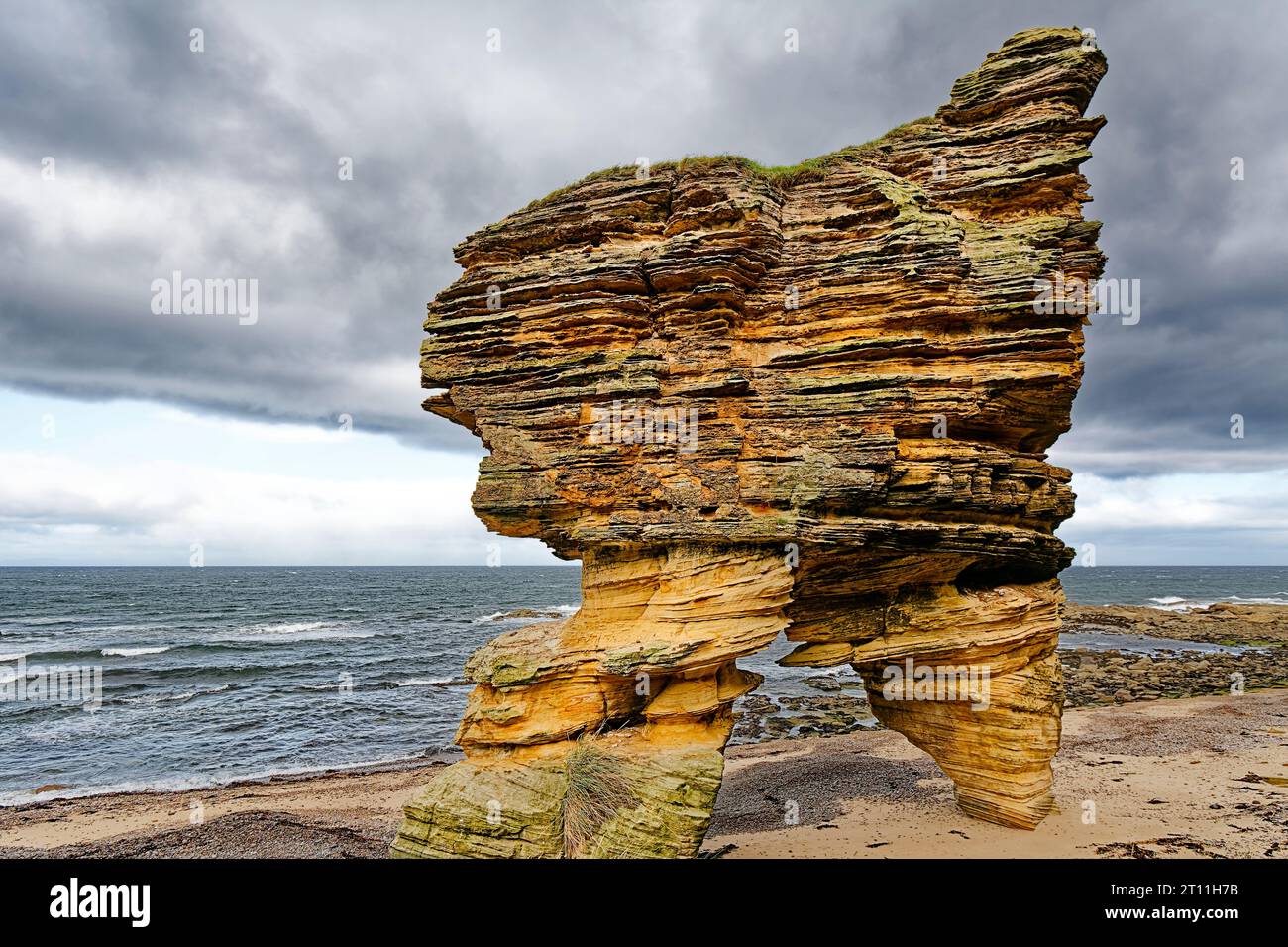Hopeman Moray Coast Scozia, gigantesca arenaria sulla spiaggia sabbiosa che si affaccia sul mare Foto Stock