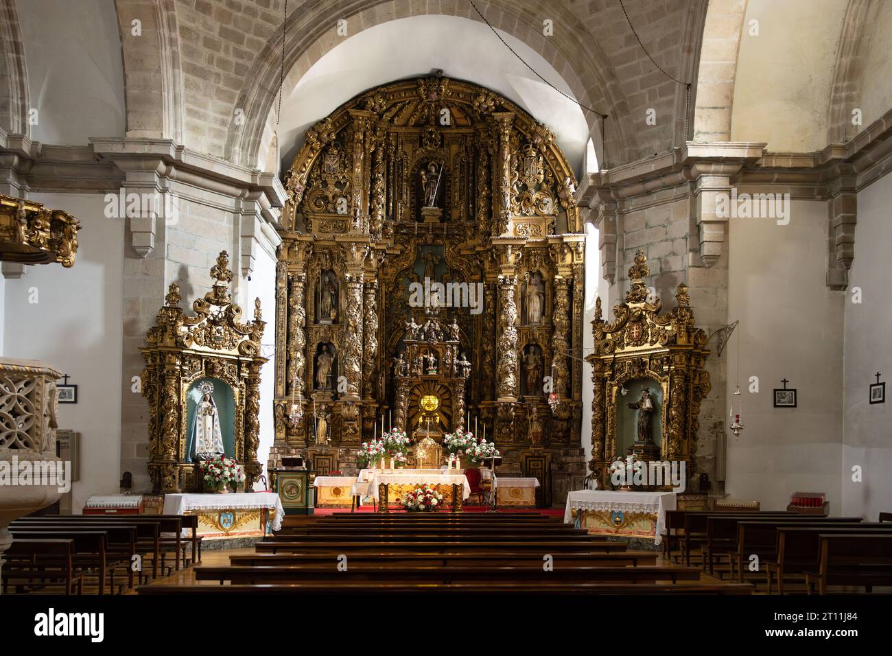 Convento chiuso all'interno della chiesa di Santa Clara, Santiago de Compostela, Spagna - altare maggiore barocco dedicato all'Immacolata Foto Stock