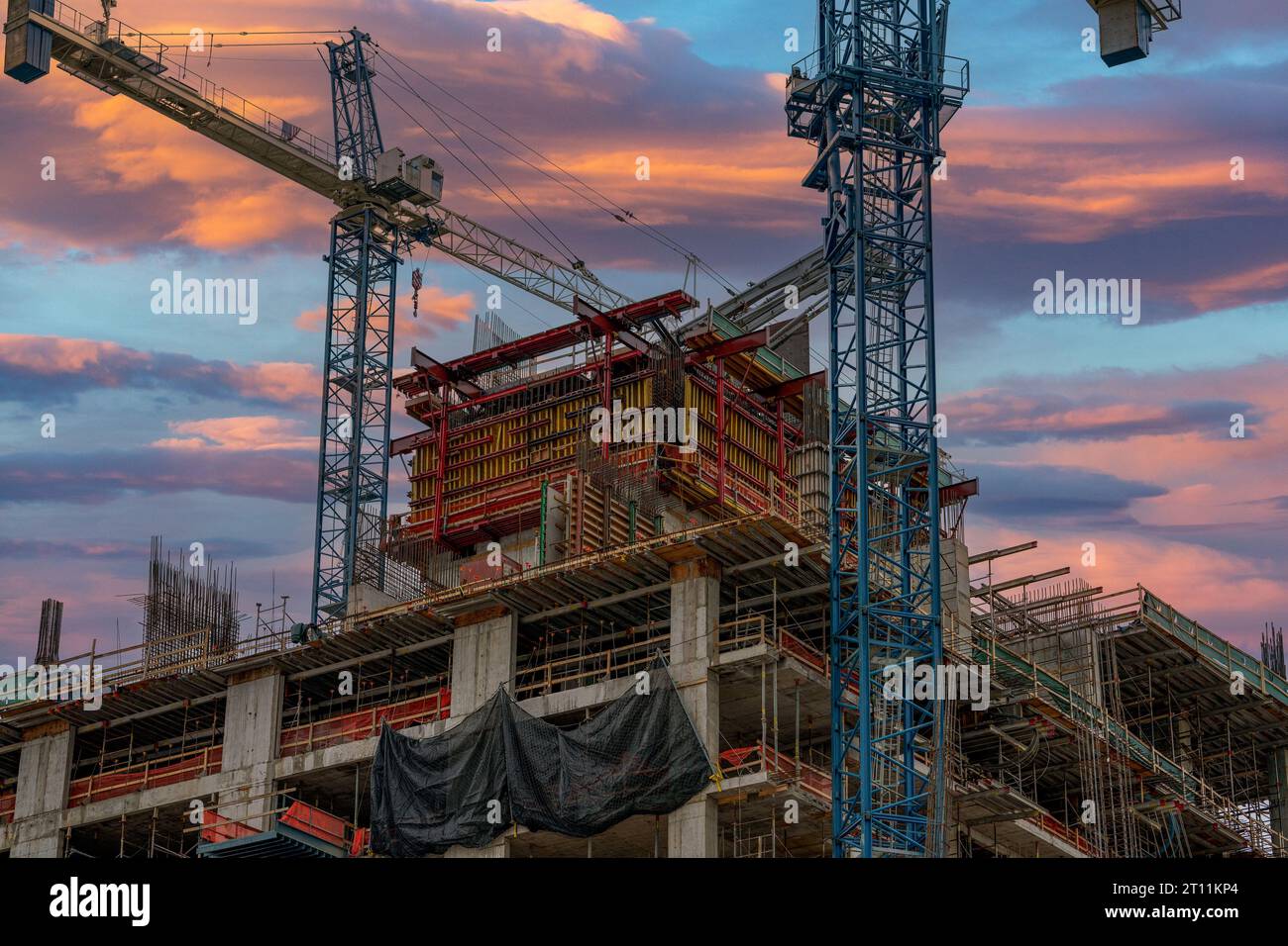 Foto di stock del cielo al tramonto del sito di costruzione di gru Foto Stock