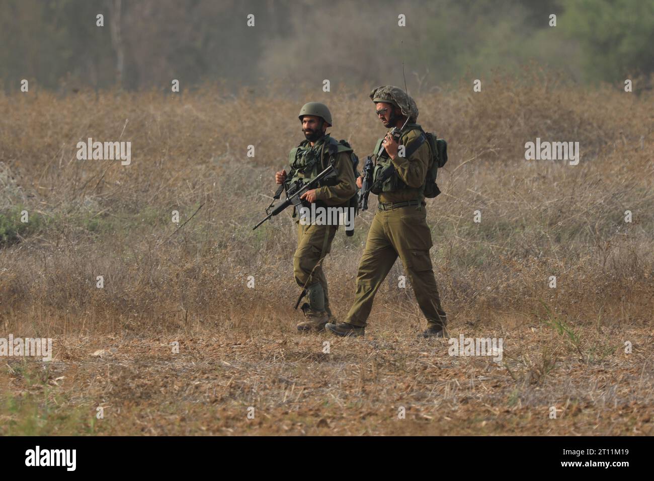 Soldati israeliani visti in cerca di sospetti. I combattimenti tra soldati israeliani e militanti islamici di Hamas continuano nella zona di confine con Gaza. Sconvolto dall'assalto senza precedenti sul suo territorio, un Israele in lutto ha contato oltre 700 morti e ha lanciato un'appassionante raffica di scioperi a Gaza che hanno portato il bilancio delle vittime a 493 secondo i funzionari palestinesi. Foto Stock