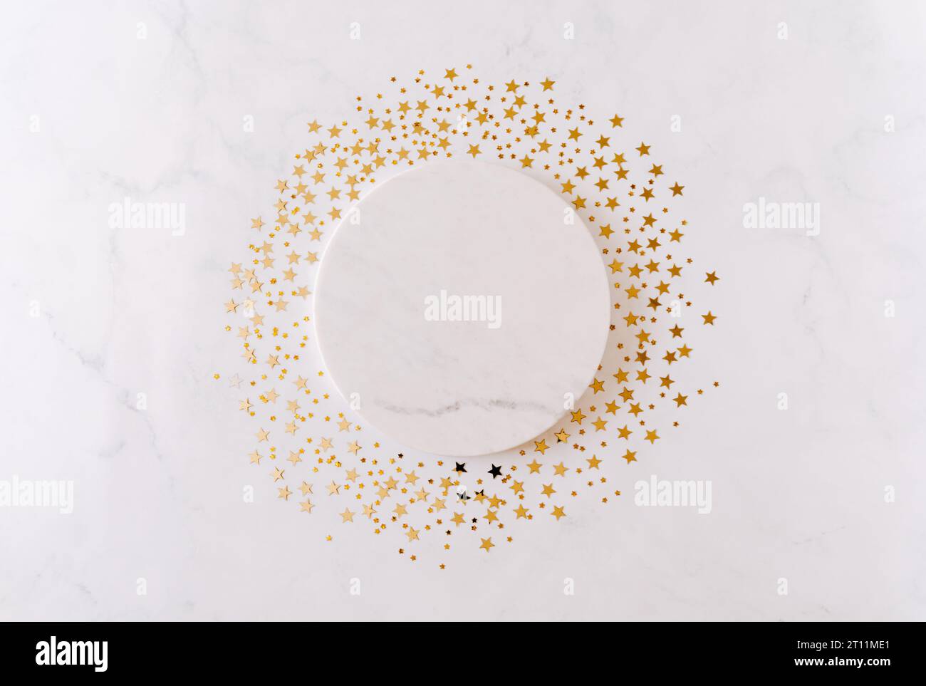 Podio cosmetico in marmo bianco e coriandoli con stelle dorate natalizie. Scena di presentazione del prodotto per la presentazione di prodotti cosmetici o di bellezza Foto Stock