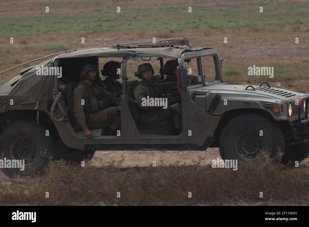 Sderot, Israele. 9 ottobre 2023. I soldati israeliani in un veicolo militare visto come una ricerca di sospetti sono in corso. I combattimenti tra soldati israeliani e militanti islamici di Hamas continuano nella zona di confine con Gaza. Sconvolto dall'assalto senza precedenti sul suo territorio, un Israele in lutto ha contato oltre 700 morti e ha lanciato un'appassionante raffica di scioperi a Gaza che hanno portato il bilancio delle vittime a 493 secondo i funzionari palestinesi. (Immagine di credito: © Saeed Qaq/SOPA Images via ZUMA Press Wire) SOLO PER USO EDITORIALE! Non per USO commerciale! Foto Stock