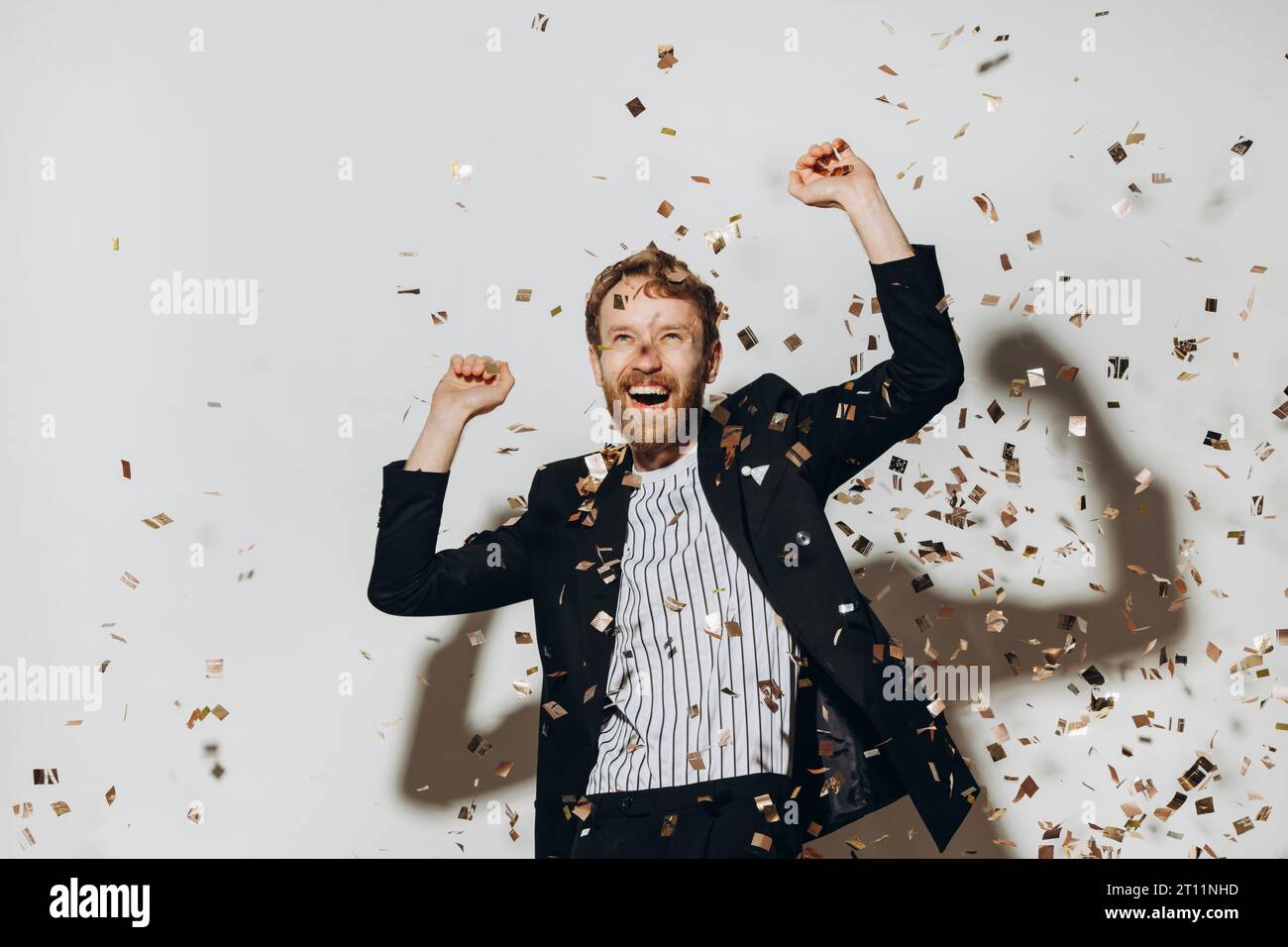 Un giovane che balla a una festa di Capodanno Foto Stock