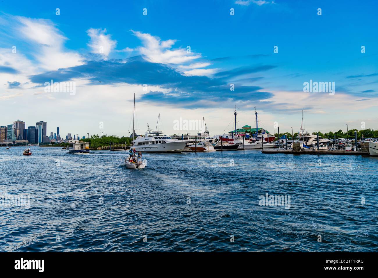 Jersey City, USA - 28 giugno 2023: Barca a vela a motore al porto di Liberty Landing Marina Foto Stock