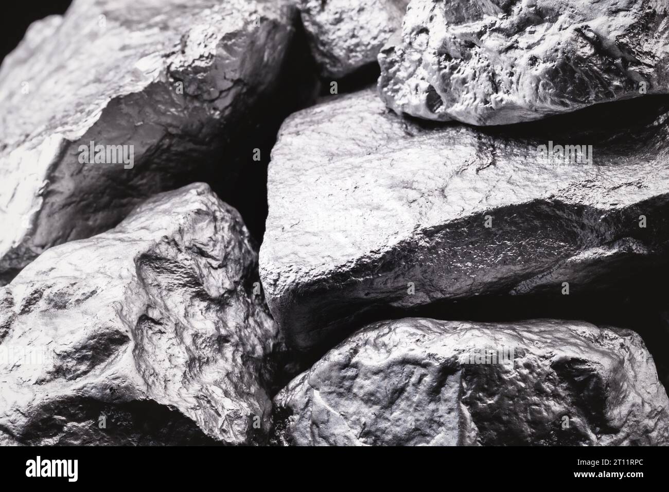 pietra di cobalto ruvida, estratta dall'africa. Attività estrattive pesanti. Foto Stock