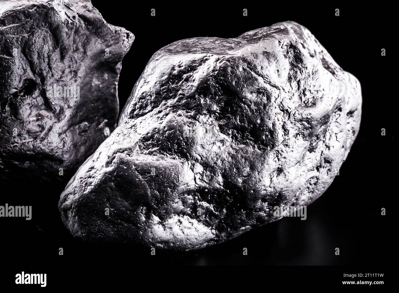 Il palladio è un elemento chimico che a temperatura ambiente si contrae allo stato solido. Metallo utilizzato nell'industria. Concetto di estrazione minerale. Foto Stock