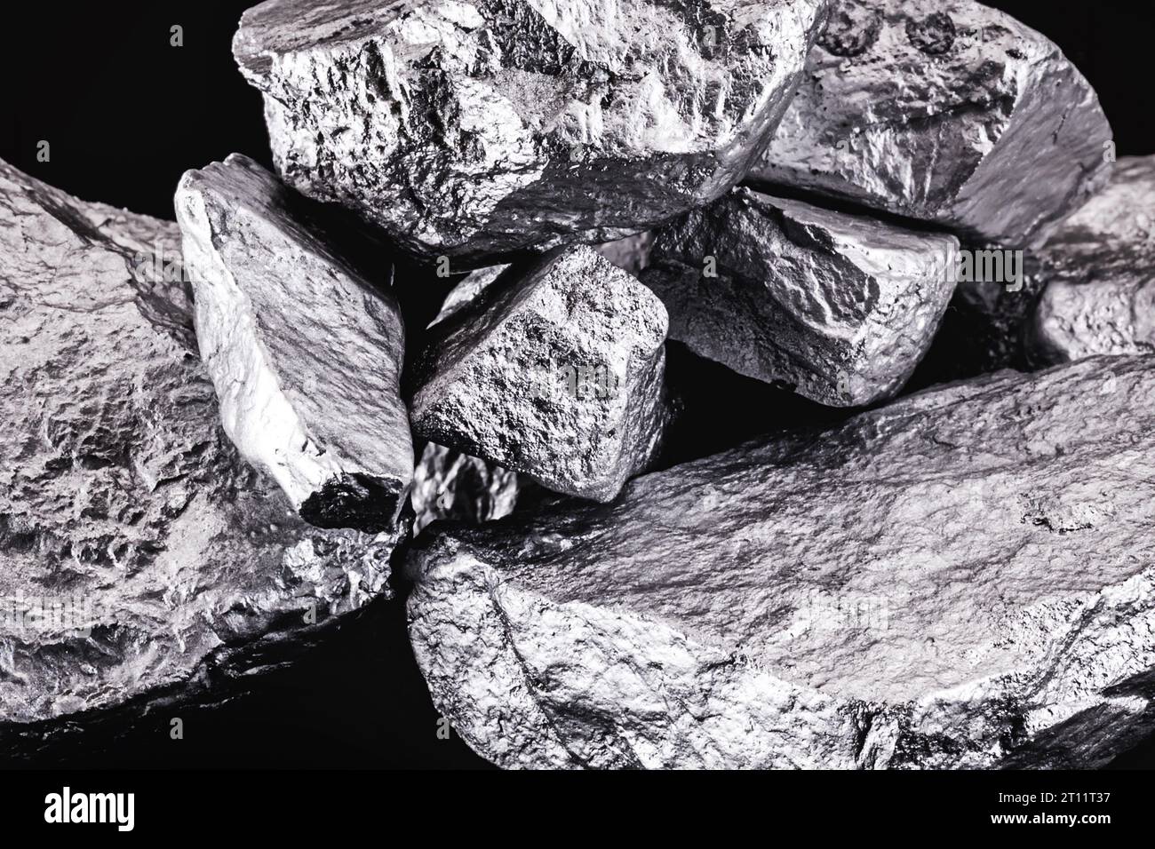 Il palladio è un elemento chimico che a temperatura ambiente si contrae allo stato solido. Metallo utilizzato nell'industria. Concetto di estrazione minerale. Foto Stock