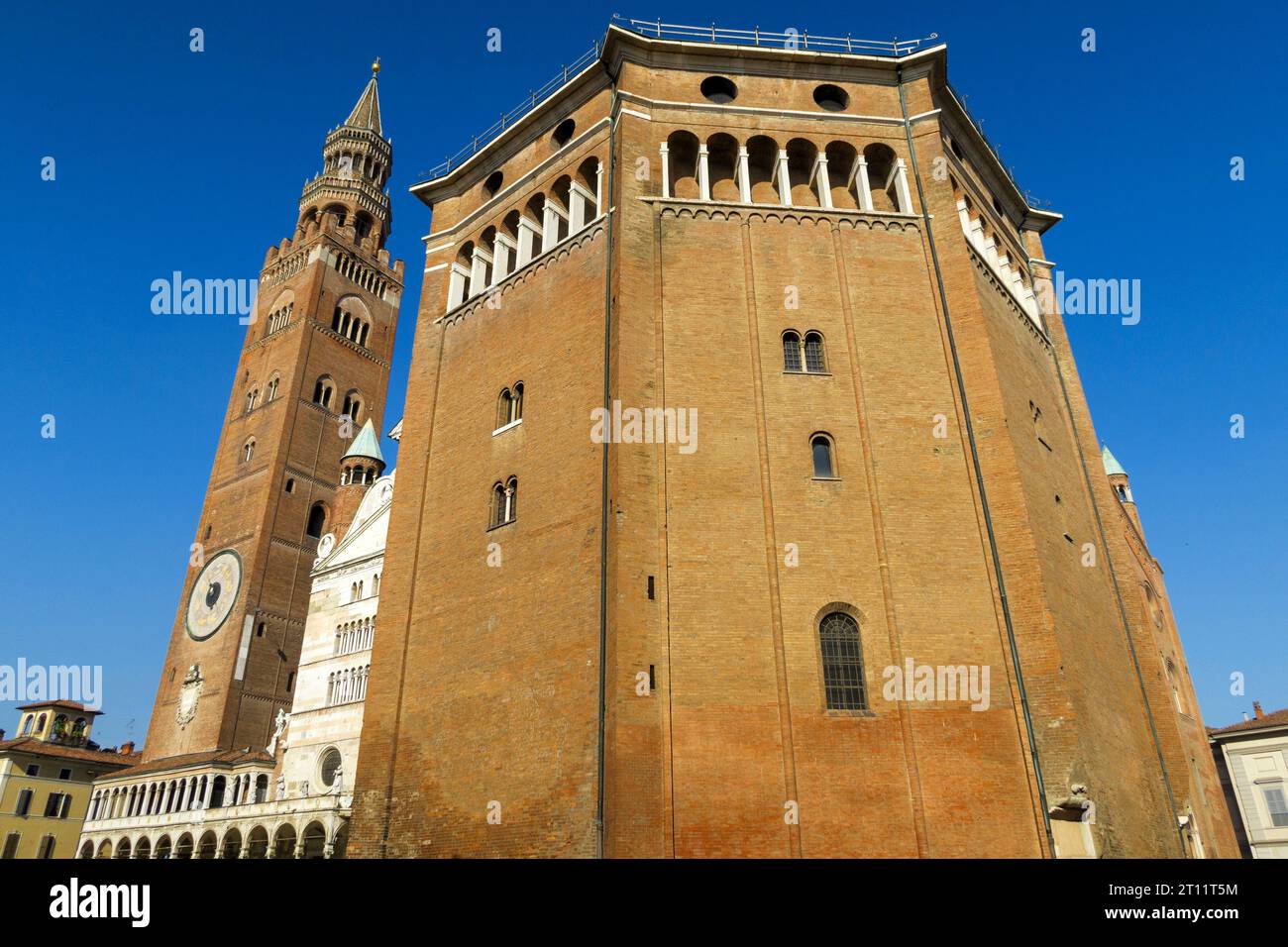 Battistero di San Giovanni Battista di Cremona - Battistero Cremona - con la Cattedrale sullo sfondo, Cremona, Lombardia, Italia, Europa Foto Stock
