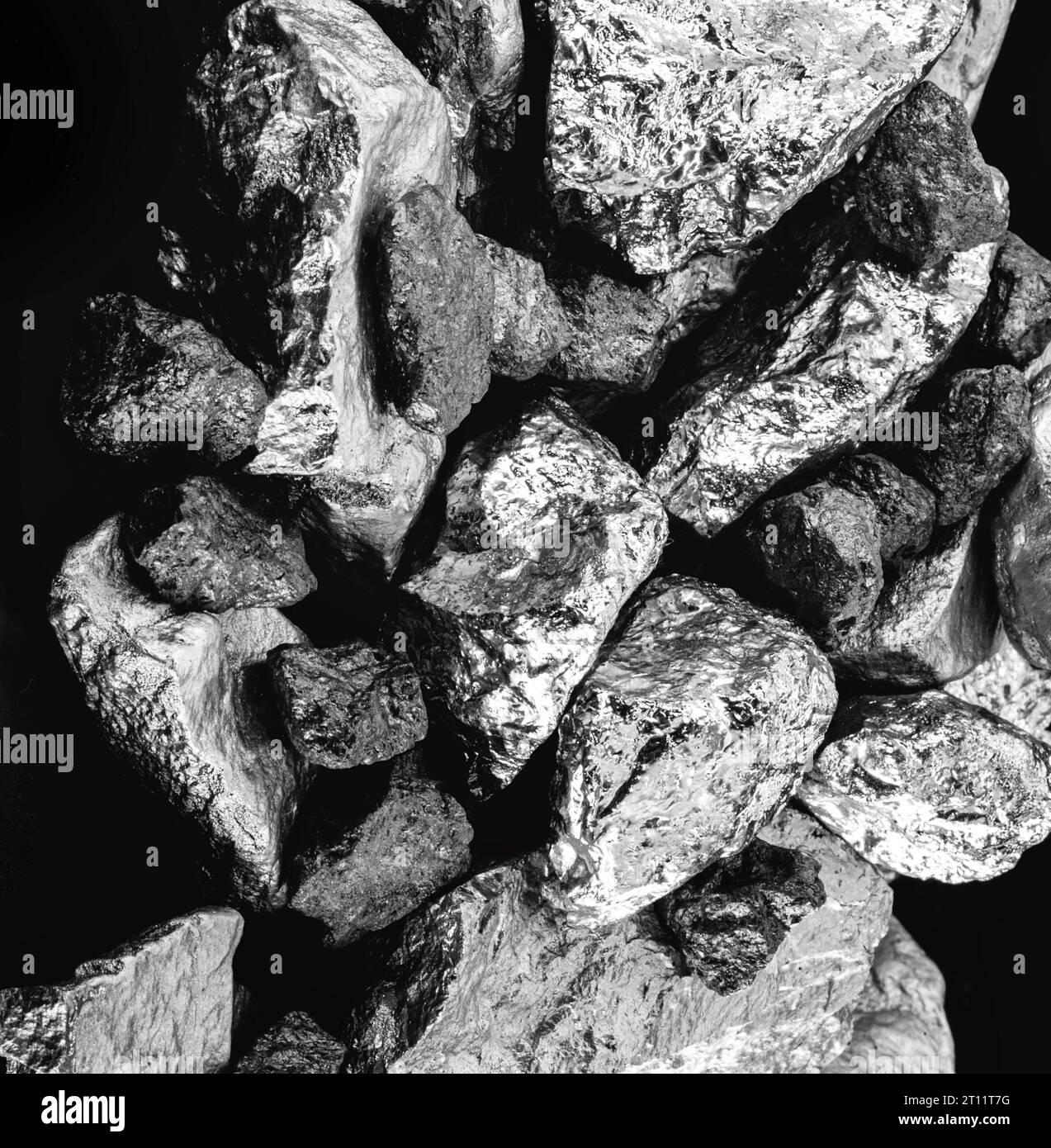 pietra di cobalto ruvida, estratta dall'africa. Attività estrattive pesanti. Foto Stock